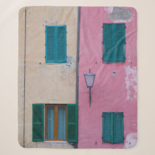 SCHWARZE OUTDOOR-SCONCE AUF PINK-GESTALTETE WAND SHERPADECKE