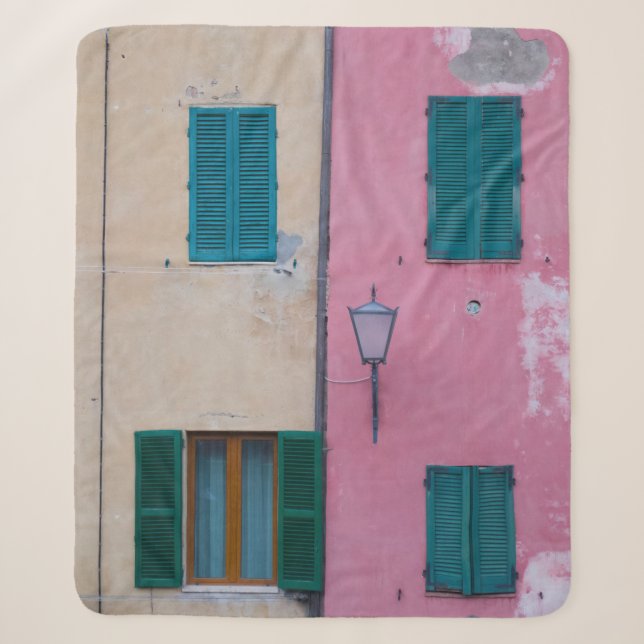 SCHWARZE OUTDOOR-SCONCE AUF PINK-GESTALTETE WAND SHERPADECKE (Vorderseite)