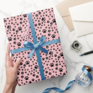 Schwarze Paw Prints auf Lemonade Pink Geschenkpapier