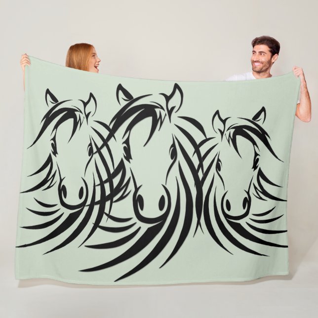 Schwarze Pferdeköpfe grün Fleecedecke (Beispiel)
