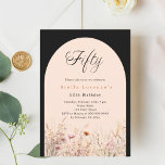 Schwarze Pfirsichfloralen Wildblume 50. Geburtstag Einladung<br><div class="desc">Eine elegante Wildblume. Schwarzer Hintergrund und ein pfirsichfarbener Bogen. Die Wildblumen sind in Beige,  Rosa und Aquarell gehalten.</div>