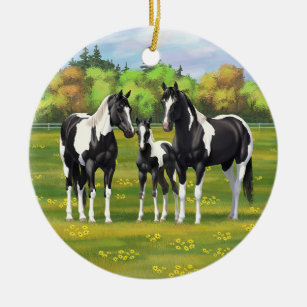 Schwarze Pinto Farbe Quarter Pferde im Sommer Weid Keramik Ornament