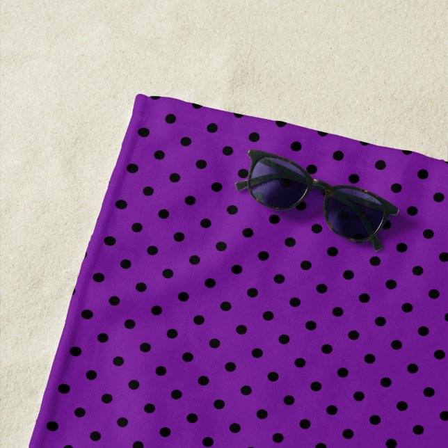 Schwarze Polka Dots auf Violet Lila Strandtuch (Beispiel)