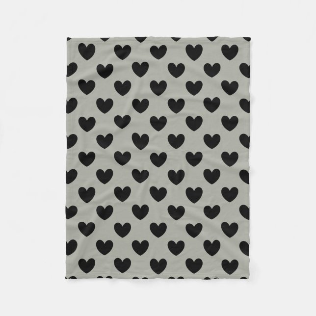 Schwarze Polka Herzen auf Pussywillow Gray Fleecedecke (Vorderseite)