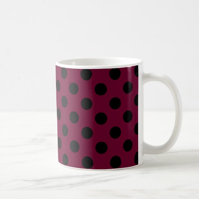 Schwarze Polka-Punkte auf Bordeaux Kaffeetasse (Rechts)