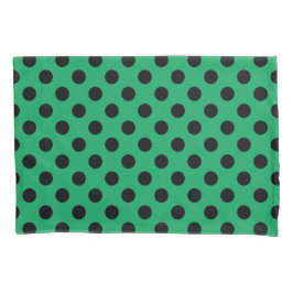 Schwarze Polka Punkte auf frisch grünem Kissenbezug