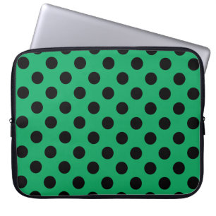 Schwarze Polka Punkte auf frisch grünem Laptopschutzhülle