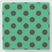 Schwarze Polka Punkte auf frisch grünem