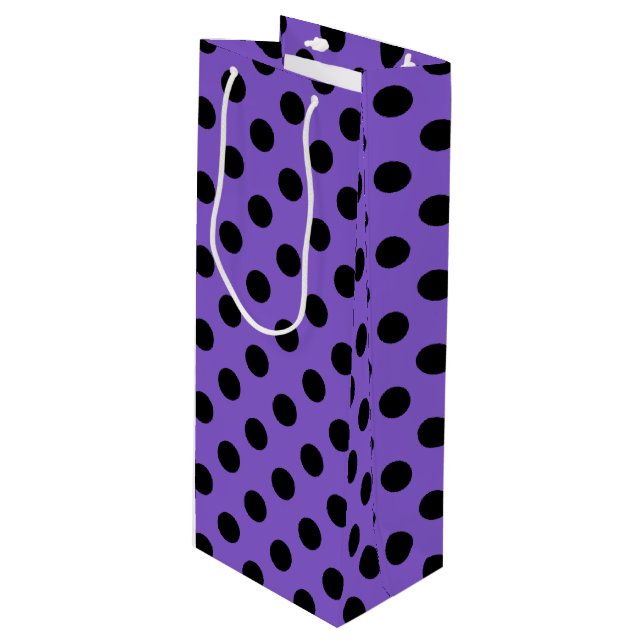 Schwarze Polka-Punkte auf Lavendel Geschenktüte Für Weinflaschen (Vorderseite Schrägansicht)
