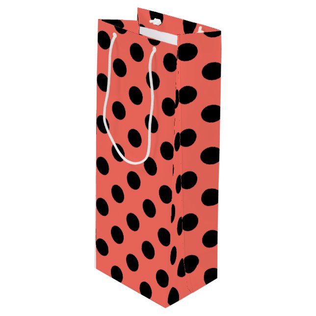 Schwarze Polka-Punkte auf lebende Korallen Geschenktüte Für Weinflaschen (Vorderseite Schrägansicht)