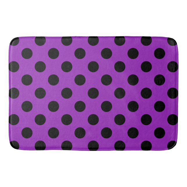 Schwarze Polka Punkte auf lila Badematte (Vorderseite)