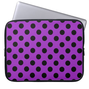 Schwarze Polka Punkte auf lila Laptopschutzhülle