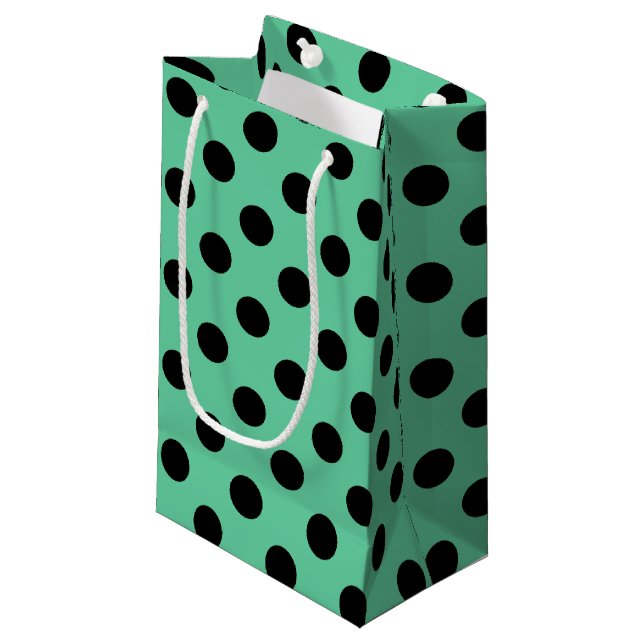 Schwarze Polka Punkte auf Minzgrün Kleine Geschenktüte (Vorderseite Schrägansicht)