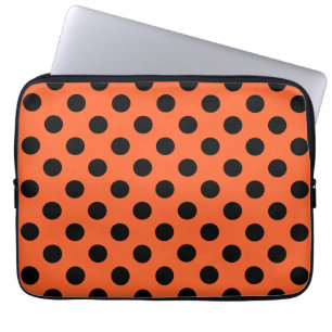 Schwarze Polka-Punkte auf Orange Laptopschutzhülle