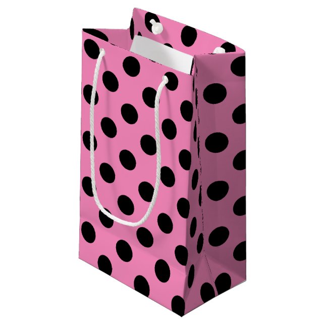 Schwarze Polka-Punkte auf Rosa Kleine Geschenktüte (Vorderseite Schrägansicht)