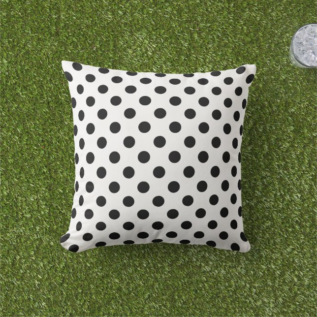 Schwarze Polka Punkte auf weißem Background Kissen (Golfball-Marker)