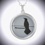 Schwarze Raven-Silhouette anpassbar Versilberte Kette<br><div class="desc">Diese dramatische, graue und schwarze Anhängerhalskette weist die Silhouette eines einsamen Raven auf einem Draht an einem grauen Himmel auf. Es zitiert den Raven Nevermore, kann aber mit einem Namen personalisiert werden. In der Geschichte und den Weltkulturen findet sich der Rabe in Erzählung, Mythologie und Literatur. Die Symbolik des Rabe...</div>