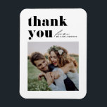 Schwarze Retro Typografie Moderne Hochzeit des Fot Magnet<br><div class="desc">Herzlich willkommen bei unserem individuell gestaltbaren Foto Hochzeitsmagneten, der dazu entworfen wurde, Retro-fett-Typografie mit einem eleganten, handgeschriebenen Drehbuch zu verbinden. Dieses Dankeschön-Magnet bietet eine einzigartige und stilvolle Möglichkeit, Ihren Gästen, die Ihren besonderen Tag gefeiert haben, zu danken. Personalisieren Sie die Karte mit Ihren Daten. Sie können ganz einfach Ihre Fotos,...</div>