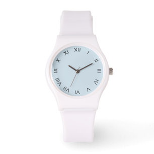 Schwarze römische Zahlen auf blass blauer Flur Armbanduhr