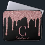Schwarze Rose Gold Sparkle Glitzer Tropfen Monogra Laptopschutzhülle<br><div class="desc">Girly Rose Gold Sparkle Glitzer Tropfen Monogram Laptop-Ärmel mit unseren trendigen Imitate Glitzer Tropfen in Rosa/Rose rot auf einem schicken schwarzen Hintergrund. Designed by Cedar and String. Um weiter zu personalisieren, klicken Sie bitte auf den Link "Weiter anpassen" und verwenden Sie das Design-Tool, um das Design zu ändern. Wenn Sie...</div>