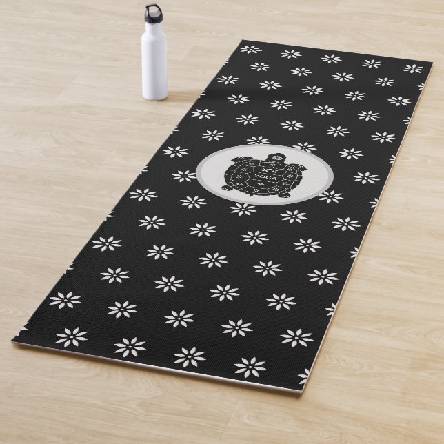 Schwarze Schildkröte mit weißen Blume auf Schwarz Yogamatte (Beispiel)