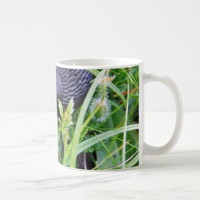 Schwarze Schnecke im Gras Kaffeetasse (Rechts)