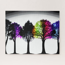 Schwarze Silhouette Bäume mit farbenfrohen Foliage