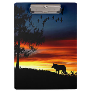 Schwarze Silhouette von Wolf, Vögeln und Baum im  Klemmbrett