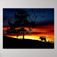 Schwarze Silhouette von Wolf, Vögeln und Baum im S