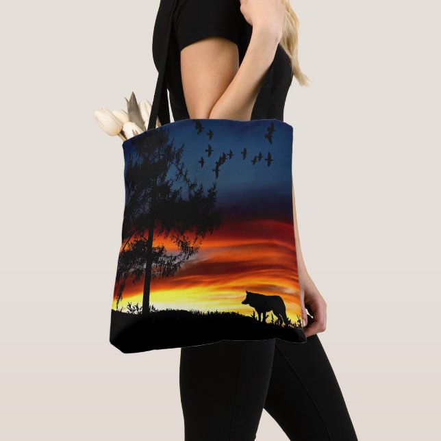 Schwarze Silhouette von Wolf, Vögeln und Baum im S Tasche (Von Nahem)