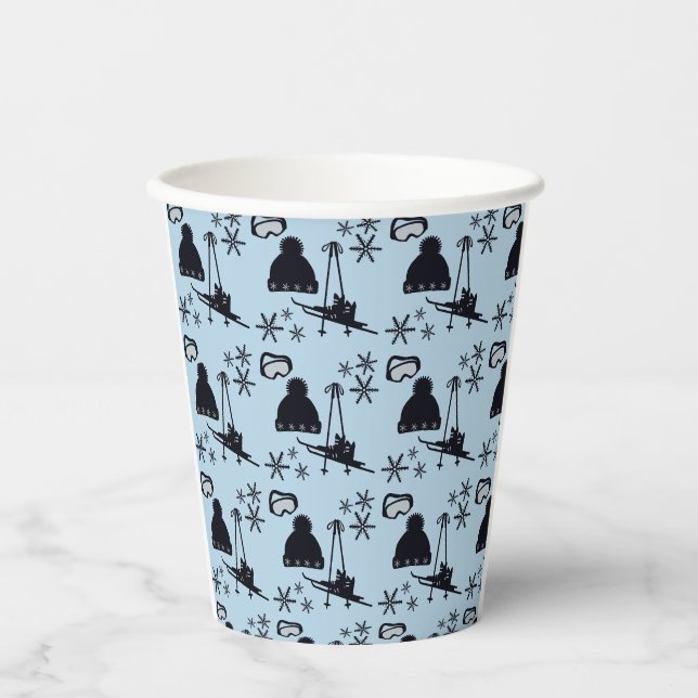 Schwarze Skiausrüstung und Schneeflocken auf blau Pappbecher (Vorderseite)