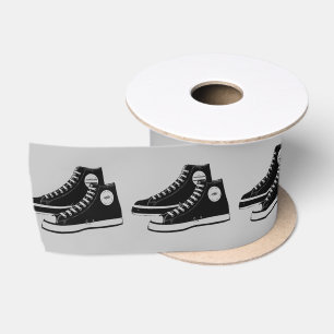 Schwarze Sneakers auf Grau Satinband