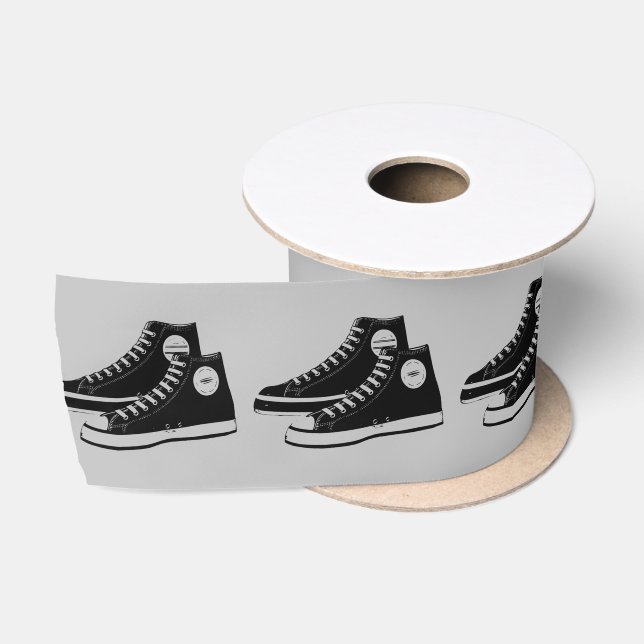 Schwarze Sneakers auf Grau Satinband (Spule)