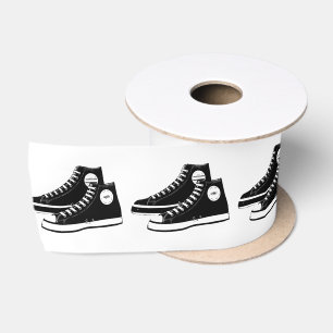 Schwarze Sneakers auf Weiß Satinband