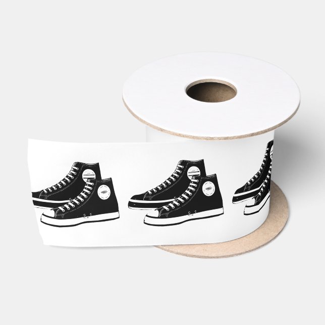 Schwarze Sneakers auf Weiß Satinband (Spule)
