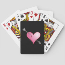 Schwarze Spielkarten mit rosafarbenem Herzen