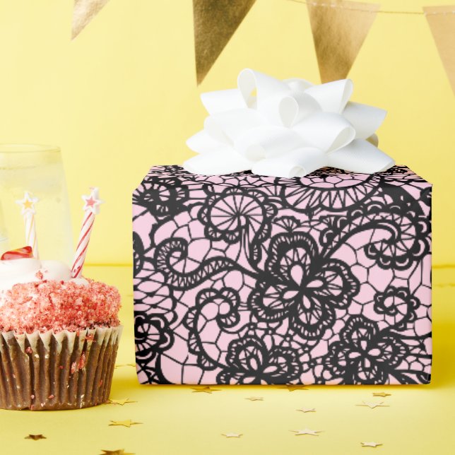 Schwarze Spitze auf rosa Geschenkpapier (Geburtstagsparty)