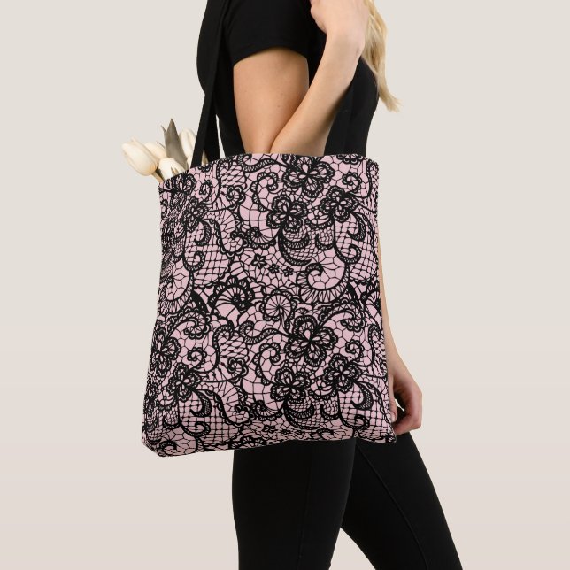 Schwarze Spitze auf rosa Totbeutel Tasche (Von Nahem)