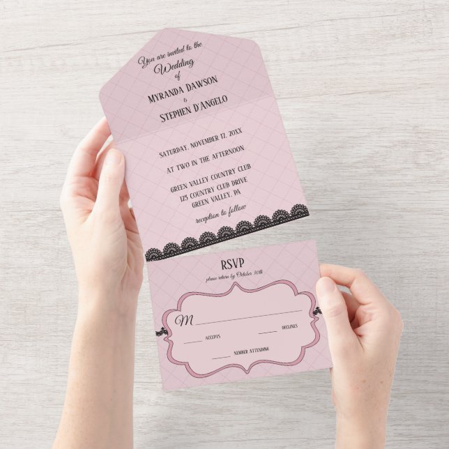 Schwarze Spitzen auf sanft rosa Braut All In One Einladung (Abreißen)