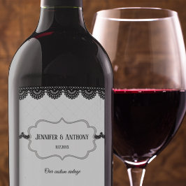 Schwarze Spitzen auf weißer Brausektion Weinetikett