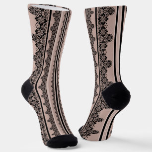 Schwarze Spitzen, offene Arbeiten, brauner Hinterg Socken