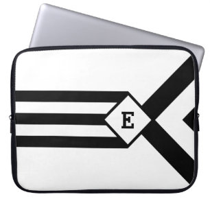 Schwarze Streifen und Chevronen mit Monogramm auf Laptopschutzhülle