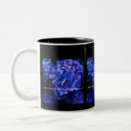 Schwarze Tasse mit lila Hydrangeas