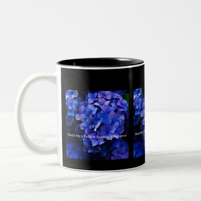 Schwarze Tasse mit lila Hydrangeas (Links)