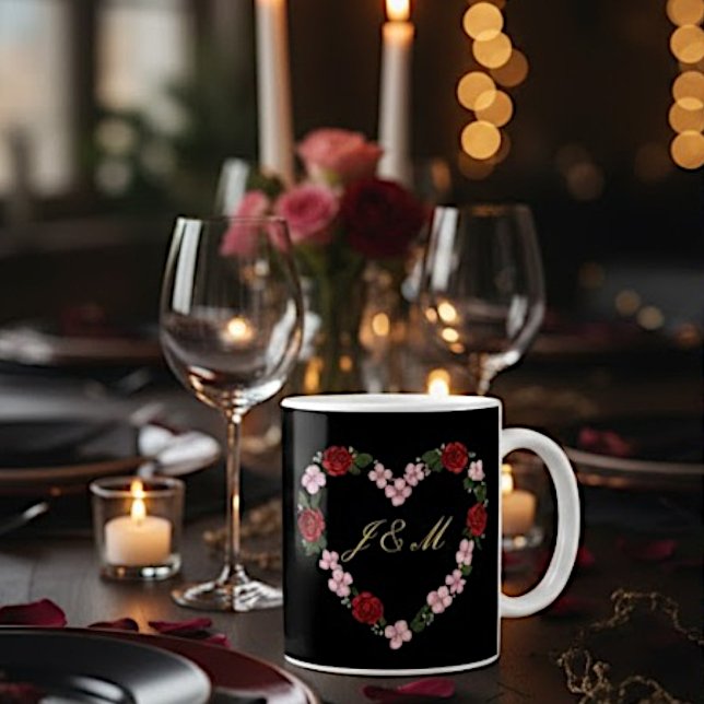 Schwarze Tasse mit rosa und roten Herzen (Von Creator hochgeladen)