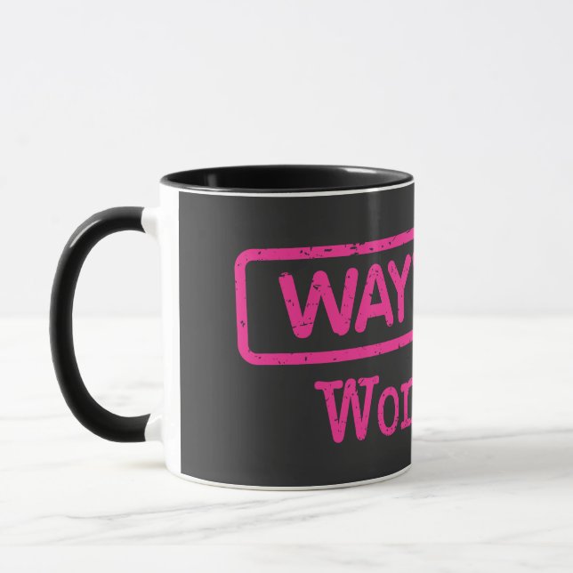 Schwarze Tasse mit rosa Wayward-Frauenlogo (Links)