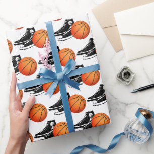Schwarze Turnschuhe und Basketball auf Weiß Geschenkpapier