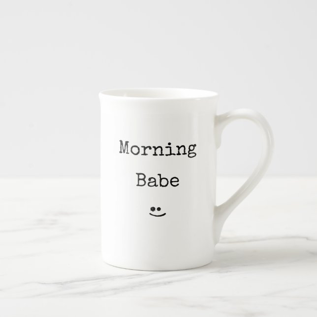 Schwarze Typografie Morning Babe Bone China Tasse (Rechts)