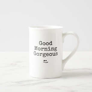Schwarze Typografie-Phrase Guten Morgen Schönheit Prozellantasse