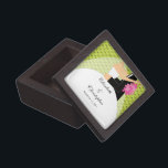 Schwarze u. grüne dekorative Fliese der Braut u. Schachtel<br><div class="desc">Schwarze u. weiße dekorative Fliese der Braut u. des Bräutigams unser Chicbraut- u. -bräutigam-Set auf einem schwarzen u. grünen Polkapunkthintergrund mit rosa Blumenandenkenfliese kann von Ihnen leicht besonders angefertigt werden…. fügen Sie einfach Ihren Text für das perfekte Geschenk für die eben verheirateten Paare auf Ihrer Einkaufsliste hinzu! Andere dekorative Fliesen...</div>